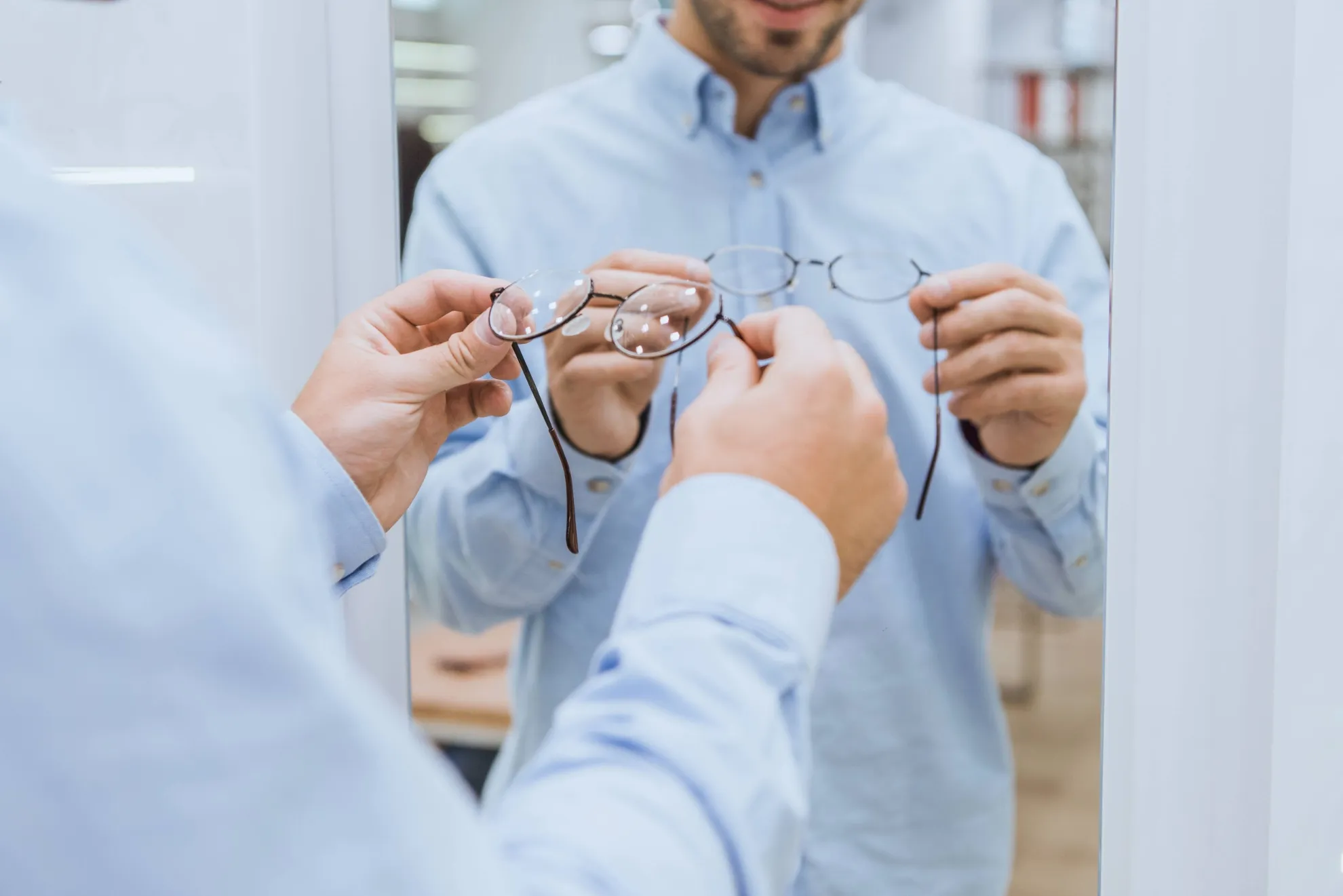 איך לבחור משקפי ראייה לגברים שמתאימים לנהיגה ממושכת